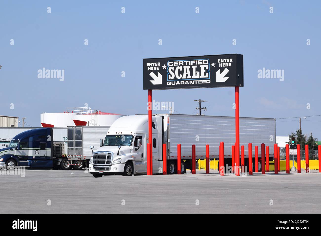 Zertifizierte LKW-Waage bei Sapp Bros Truck Stop auf der Ostseite von Cheyenne Wyoming; August 2021 Stockfoto