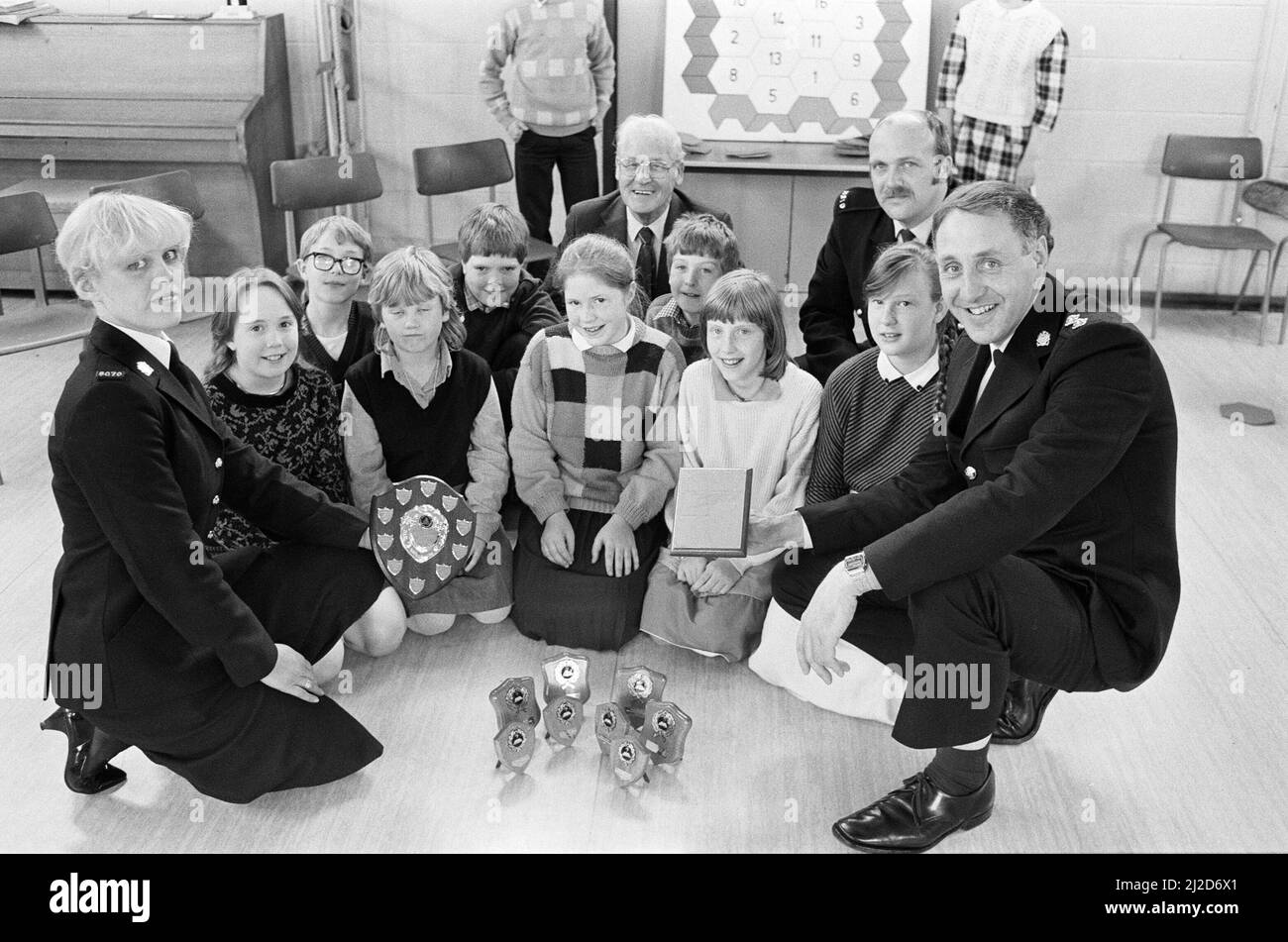 WPC Joanne Burton und Inspektor Ray Brown im Bild mit den Finalisten beim jährlichen Harold Haigh Road Safety Quiz, das von der Huddersfield Police organisiert wird. Die Teams der Stile Common Junior School und der St Patrick RC School sind mit Jack Richardson, dem Vorsitzenden des Huddersfield Road Safety Committee, und PC Peter Dyson abgebildet. 7. Mai 1986. Stockfoto