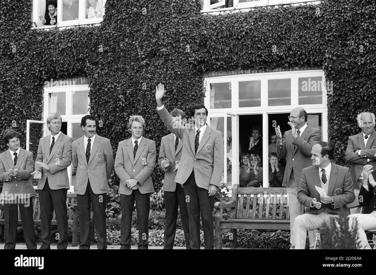 Das Ryder Cup Turnier fand vom 13.. Bis 15.. September 1985 auf dem Brabazon Kurs des Belfry in Wishaw, Warwickshire statt. Team Europe gewann den Wettbewerb mit 16,5 bis 11,5 Punkten, was ihren ersten Sieg im Turnier markierte und 28 Jahre amerikanischer Dominanz beendete. Der Spieler des Teams Europe und der Torschützenkönig des Turniers, Seve Ballesteros, winken während der Trophäenübergabe der jubelnden Menge zu. 15.. September 1985. Stockfoto
