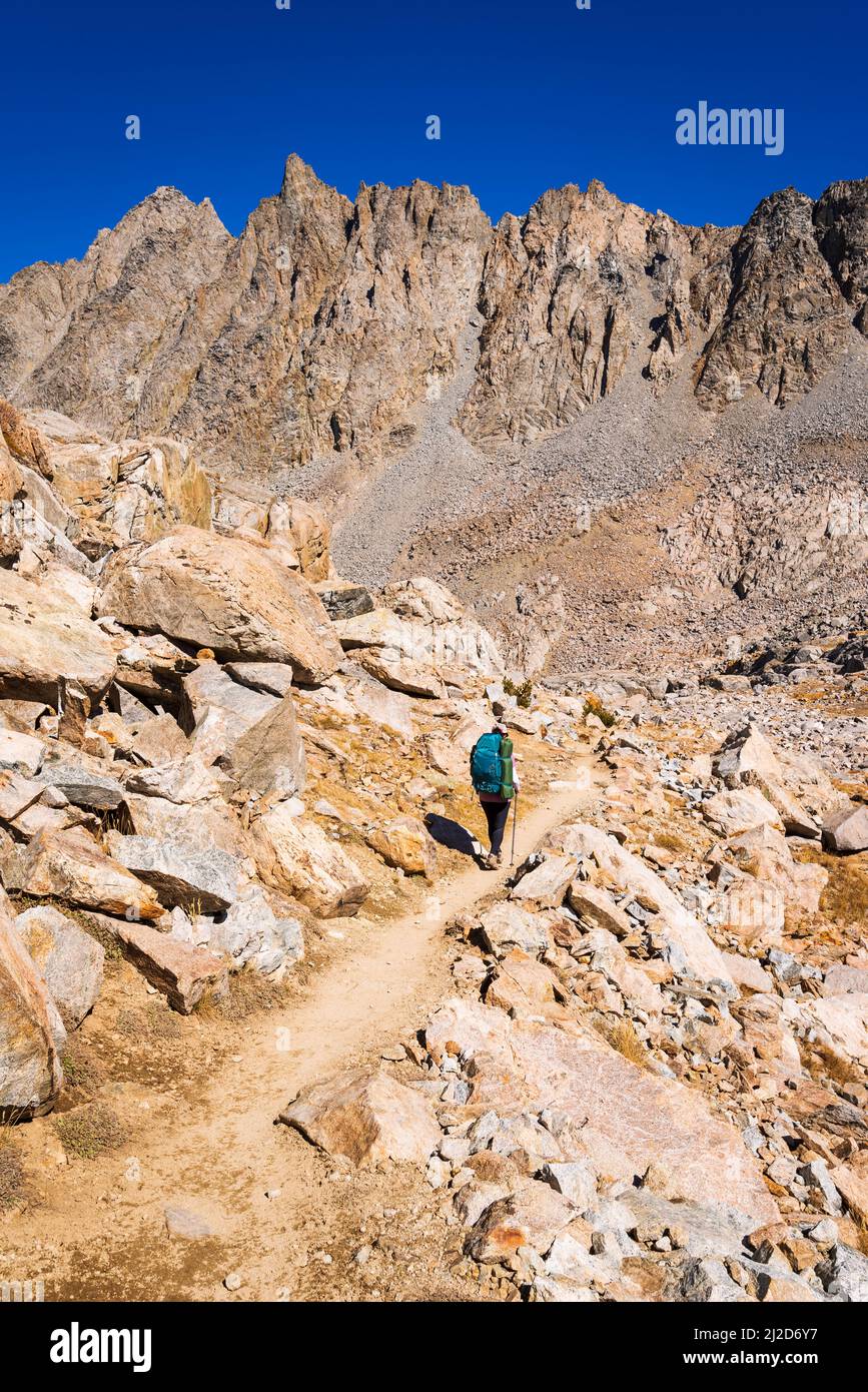 Backpacker überqueren Bishop Pass, John Muir Wilderness, Kalifornien, USA Stockfoto