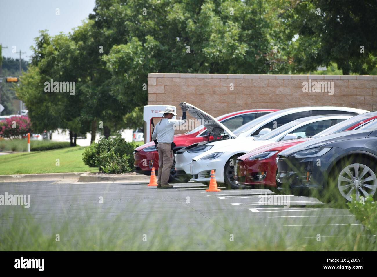 Tesla-Fahrzeuge werden an einer Tesla-Ladestation in Southlake Texas geladen - Juli 2021 Stockfoto