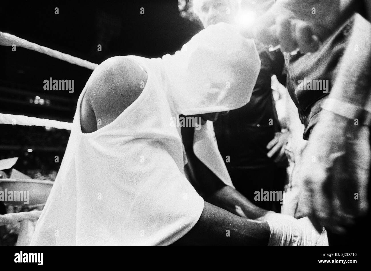 Tim Witherspoon gegen Frank Bruno im Wembley Stadium. Dies war Witherspoons erste Titelverteidigung, bei der er in Runde 11 mit einem späten TKO erfolgreich verteidigte.(Bild) Ein dejektiverer Bruno auf seinem Stuhl nach seiner Titelniederlage gegen Tim Witherspoon. 19.. Juli 1986 Stockfoto