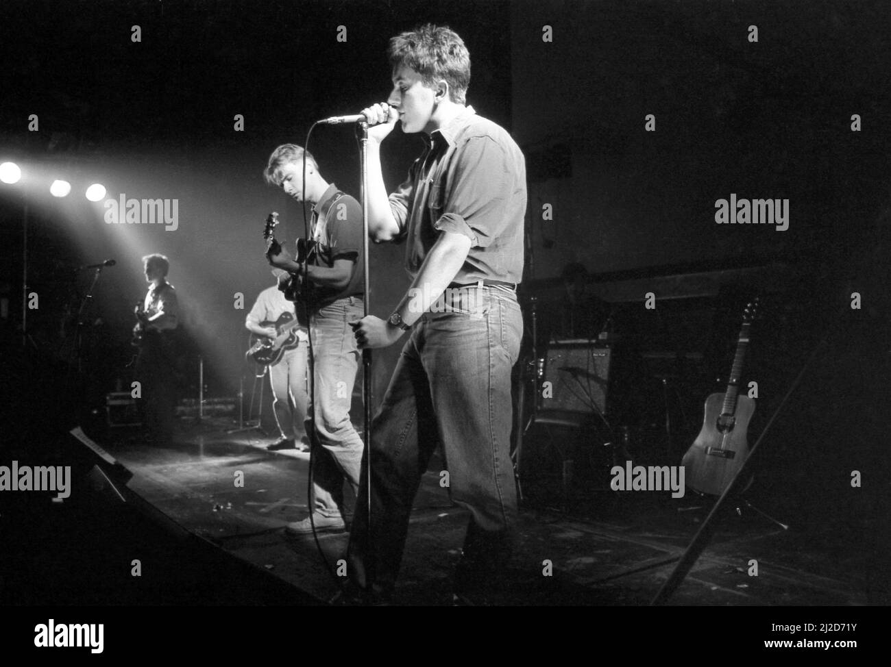 Terry Hall und The Colorfield spielten auf der Bühne des Coventry Lanchester Polytechnic bei der Veranstaltung „Cov Aid“, um hungernde Kinder in Afrika zu ernähren. Es war das Debüt in der Heimatstadt des Colorfield. 15 Bands aus der Region Coventry spielten jeweils einen 20-minütigen Satz in der sechseinhalbstündigen Feier. Sie wechselten zwischen zwei Hallen und spielten vor mehr als 800 begeisterten Pop-Fans. Die Veranstaltung brachte mehr als 3.200 Menschen für den Krieg gegen den Hunger in Äthiopien und im Sudan zur Sprache. 21.. Oktober 1985 Stockfoto