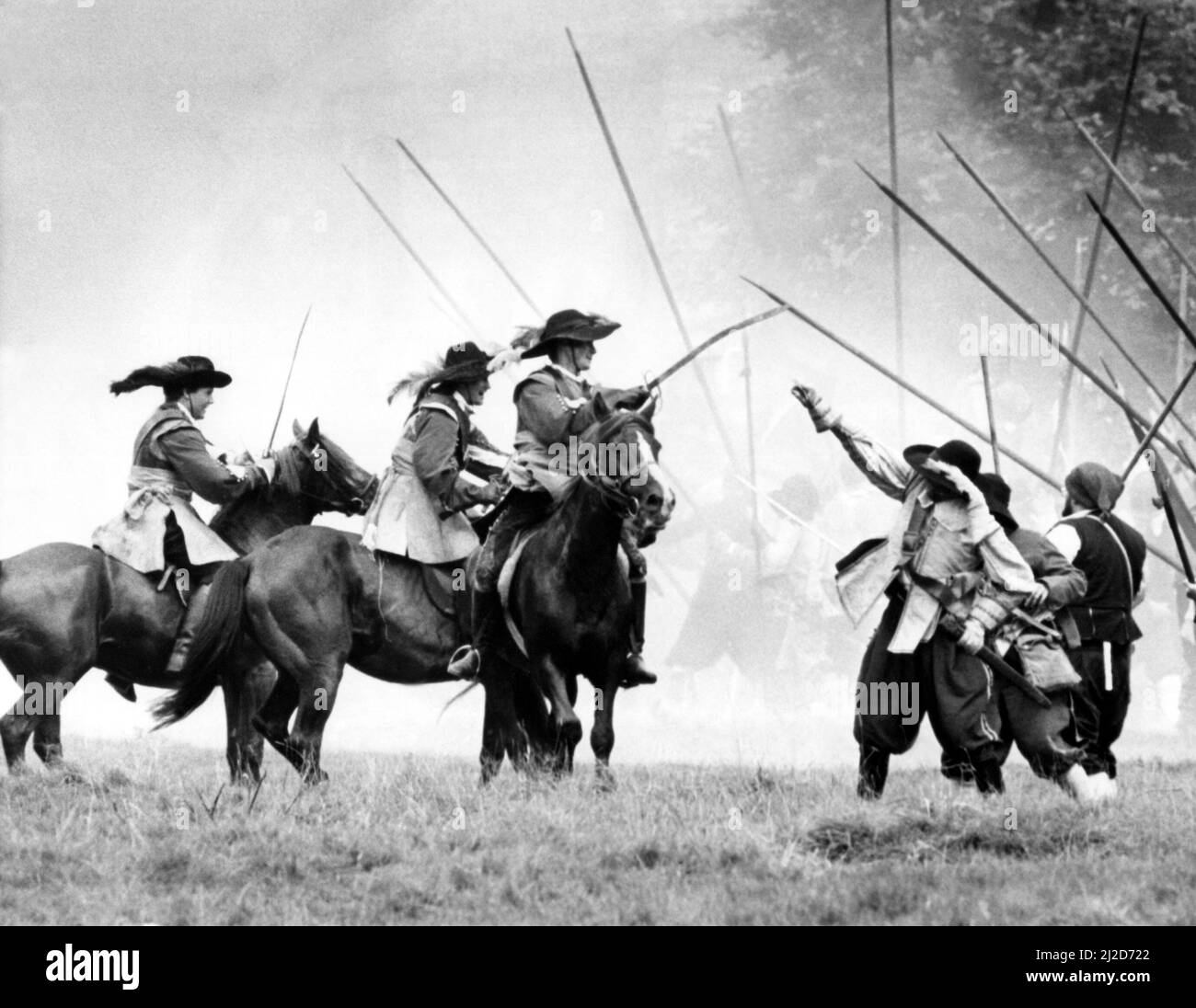 Schlachtnachstellungen - die Roundheads und Cavaliers kämpfen im Rahmen des Berwick Festival 4. August 1985 im Ford Castle in Northumberland gegen sie Stockfoto