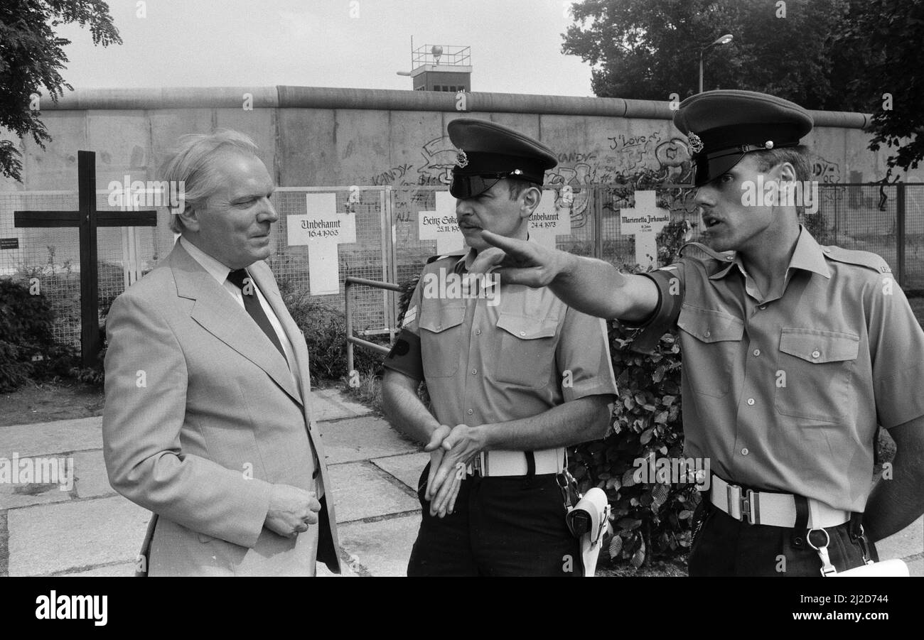 Blick auf die Berliner Mauer, Deutschland. Abgebildet sind die Royal Military Police. 7.. August 1986. Stockfoto