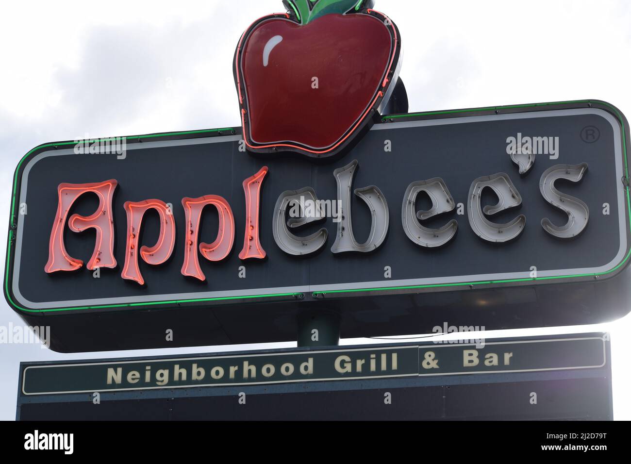 Applebee's Neighborhood Grill & Bar Schild mit ausgebrannten Lichtern - August 2021 Stockfoto