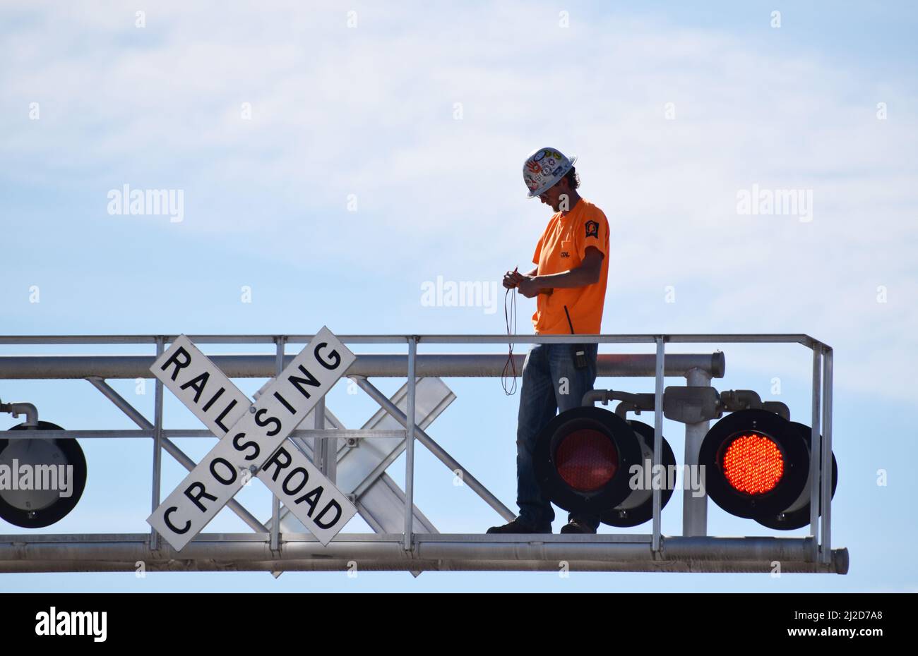 Ein Mann, der an einer Eisenbahnkreuzung in der Kleinstadt DeLeon Texas arbeitet - November 2021 Stockfoto
