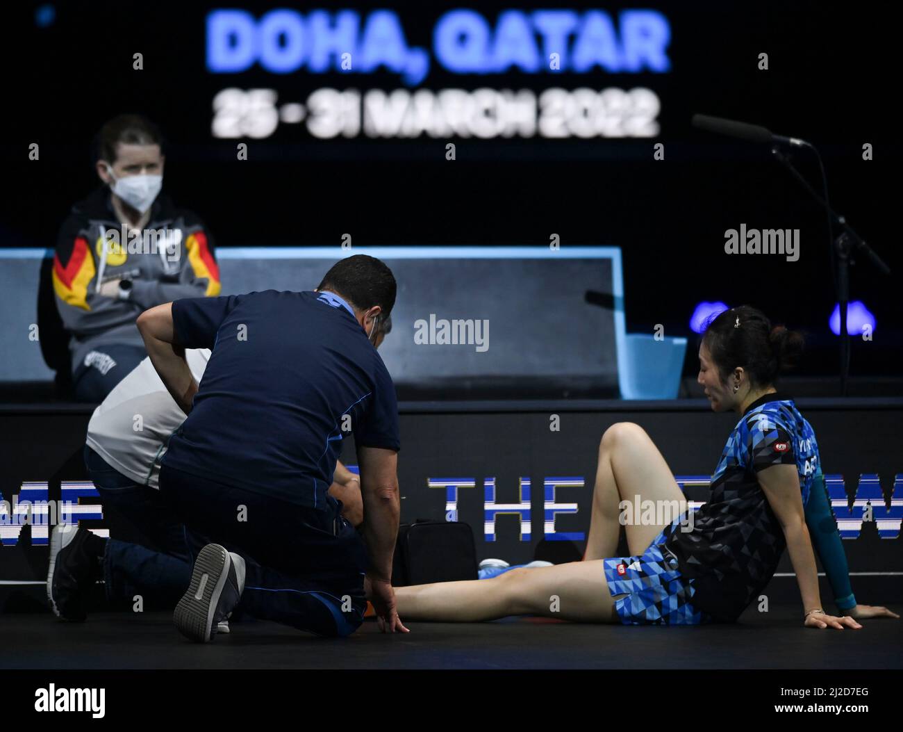 Doha, Katar. 31. März 2022. Han Ying (R) aus Deutschland erhält medizinische Hilfe während des Finalmatches der Frauen gegen Kihara Miyuu aus Japan beim WTT Star Contender Doha 2022 in Doha, Katar, 31. März 2022. Kredit: Nikku/Xinhua/Alamy Live Nachrichten Stockfoto