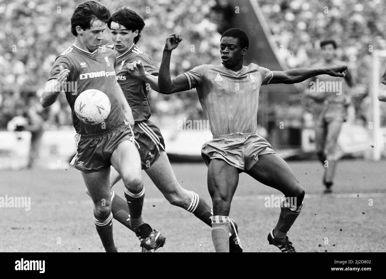 Chelsea 0-1 Liverpool, Ligaspiel in Stamford Bridge, Samstag, 3.. Mai 1986. Liverpool Football Club, gewinnen ihr letztes Spiel der Saison 1985/86, um den Titel der ersten Division für eine Rekordzeit von 16. Mal zu gewinnen. Jim Beglin (links) und Alan Hansen (Mitte) kämpfen mit Keith Jones um den Ball. Stockfoto