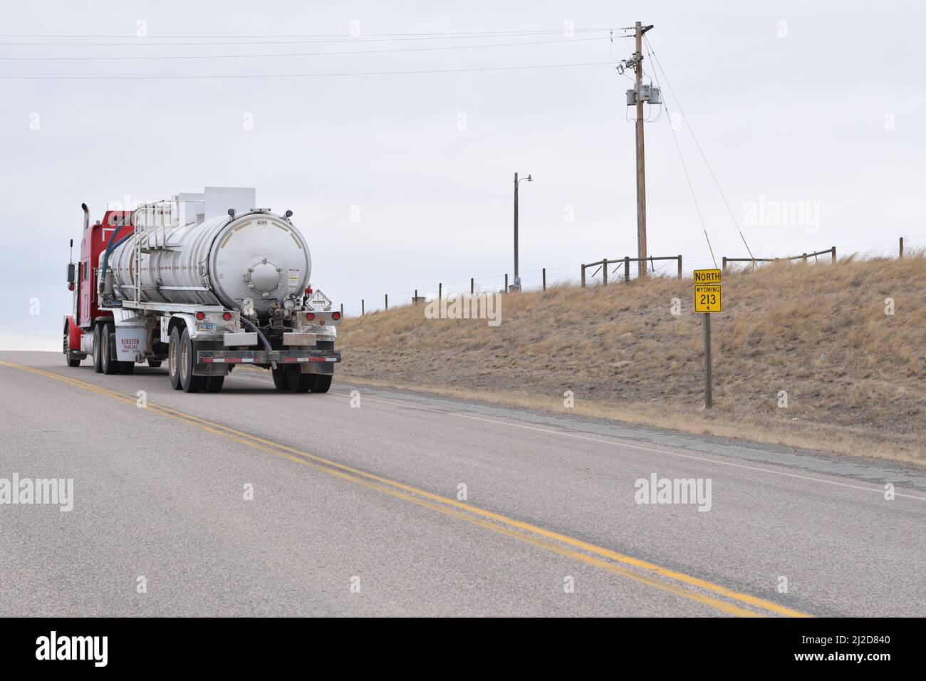 Ein Tankwagen fährt auf dem Wyoming Highway 213 nach Norden Stockfoto