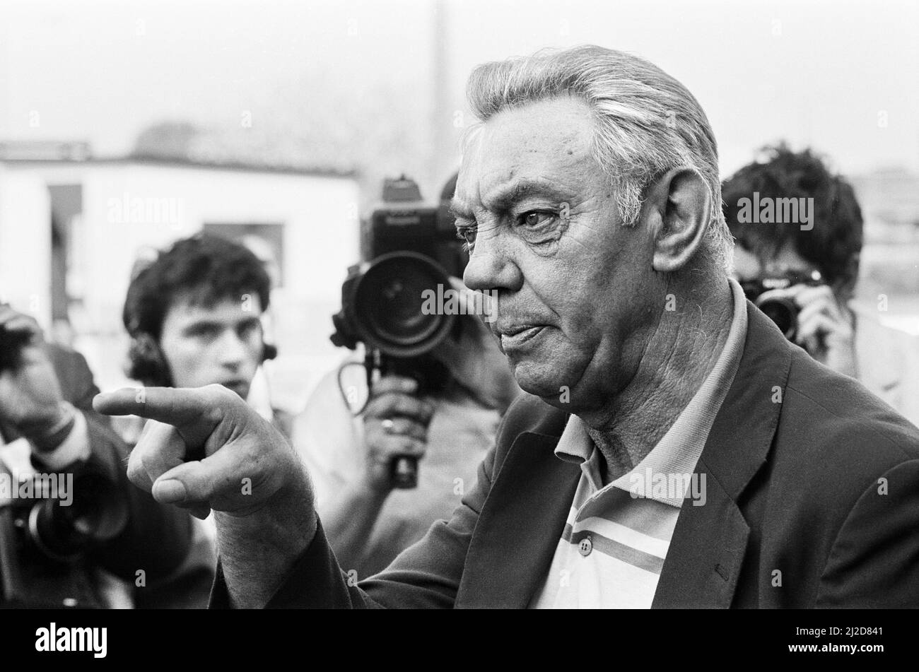 Liverpool Football Club kehrt nach Hause zurück. Tag nach der Katastrophe im Heysel-Stadion, bei der 39 Fußballfans ums Leben kamen. Der Manager von Liverpool, Joe Fagan, spricht vor dem Flughafen Liverpool mit der Presse. 30. Mai 1985. Stockfoto