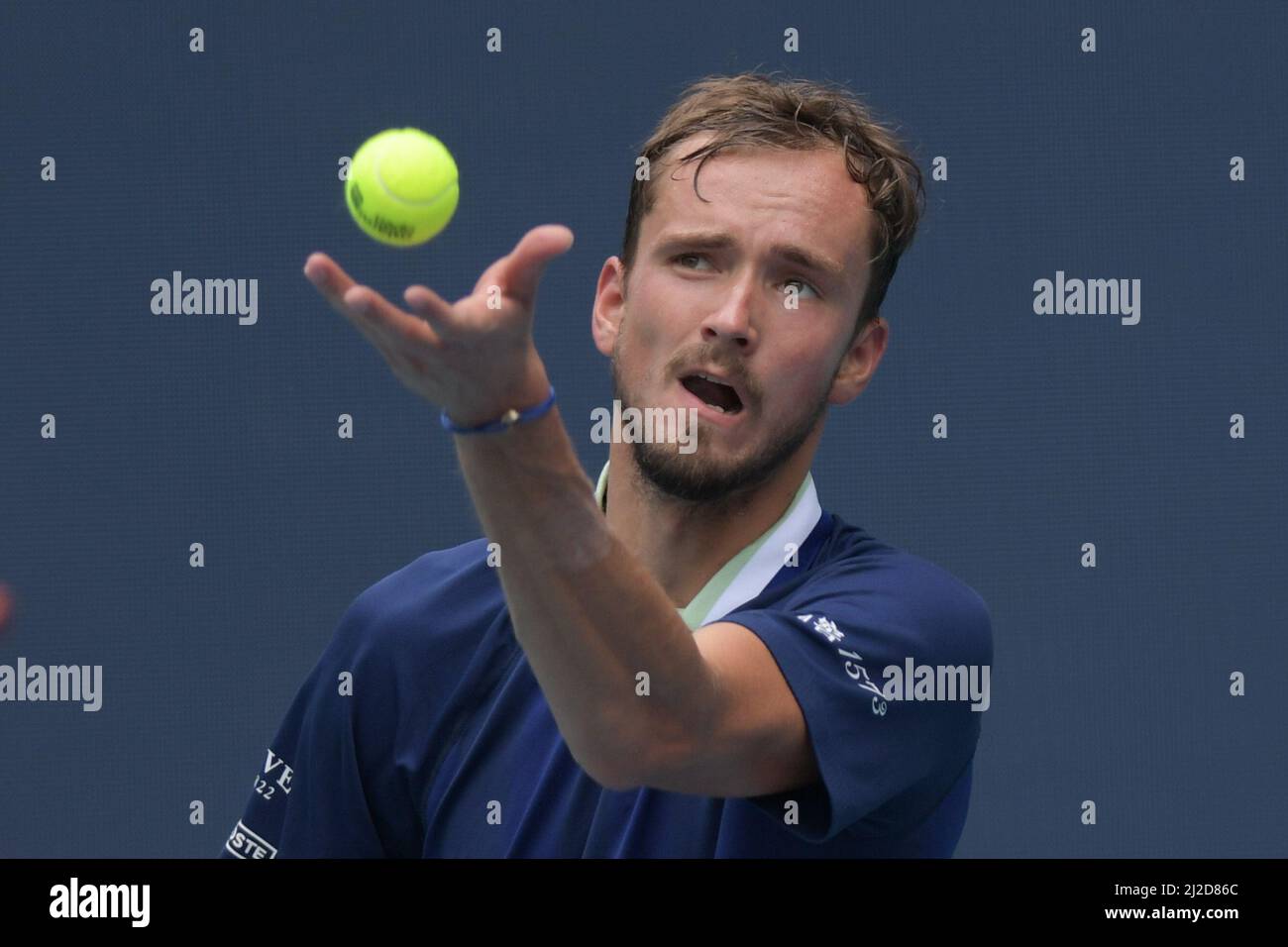 Daniil Medvedev (RUS) wird von Hubert Hurkacz (POL) 6-7 (7-9), 3-6, bei den Miami Open besiegt, die am 31. März 2022 im Hard Rock Stadium in Miami Gardens, Florida, gespielt werden: © Karla Kinne/Tennisclix/CSM Stockfoto