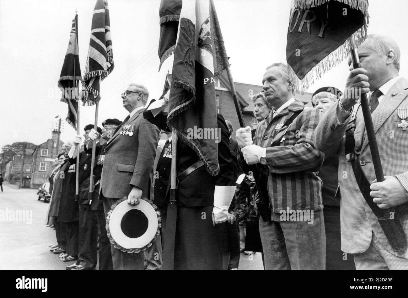Zweiter Weltkrieg - Zweiter Weltkrieg - der Nazi-Lagerüberlebende Roger Chapuis nimmt in seinen KZ-Streifen am VE-Tag von Prudhoe Teil. 19.. Mai 1985 Stockfoto