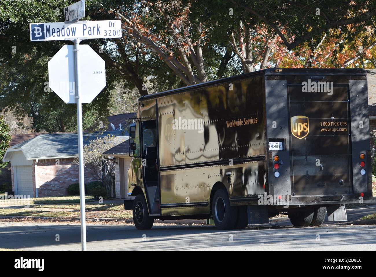 Ein UPS-Lieferwagen fährt durch ein Wohnviertel in Bedford, TX Stockfoto