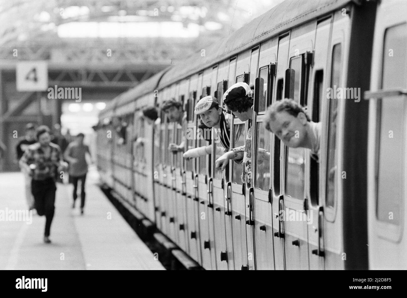 Liverpool-Fans und -Fans kehren nach Hause zurück. Tag nach der Katastrophe im Heysel-Stadion, bei der 39 Fußballfans ums Leben kamen. 30. Mai 1985. Stockfoto