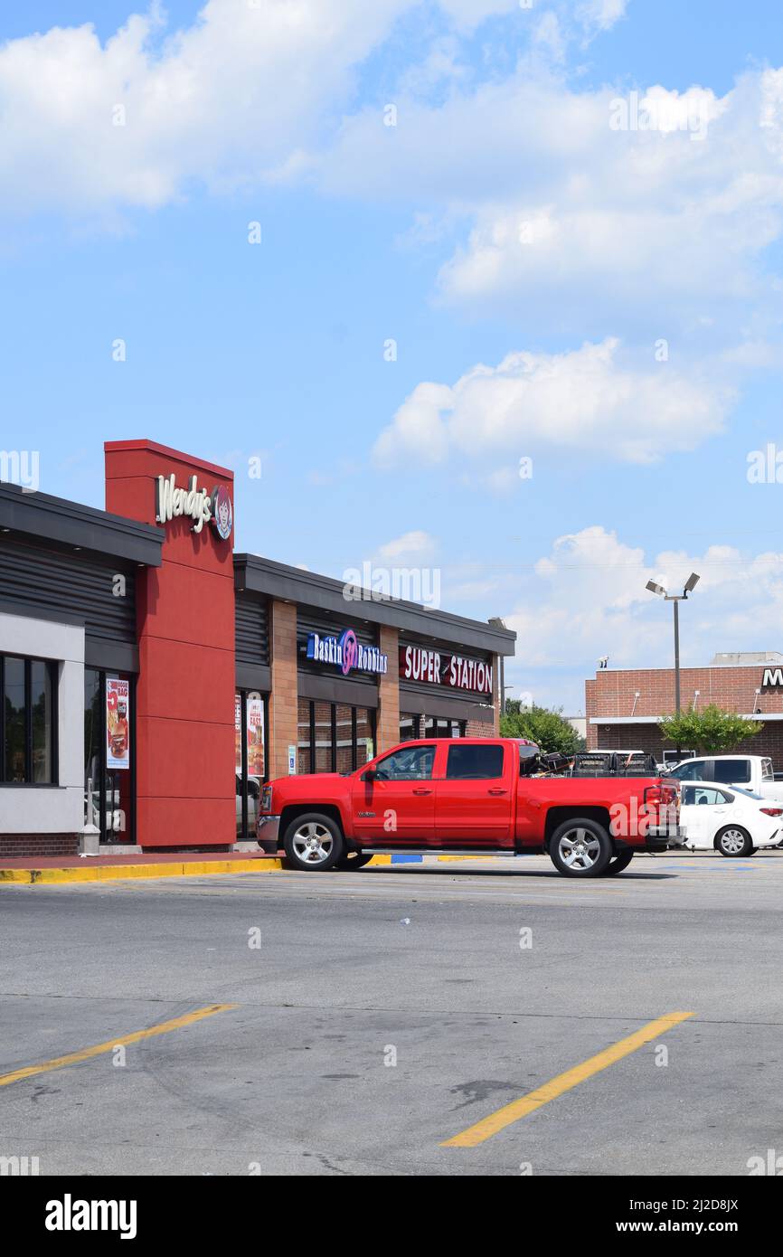 Hope Arkansas: Geschäfte entlang der Hervey Street; Autos parkten in einem Wendy's Fast Food Restaurant Stockfoto