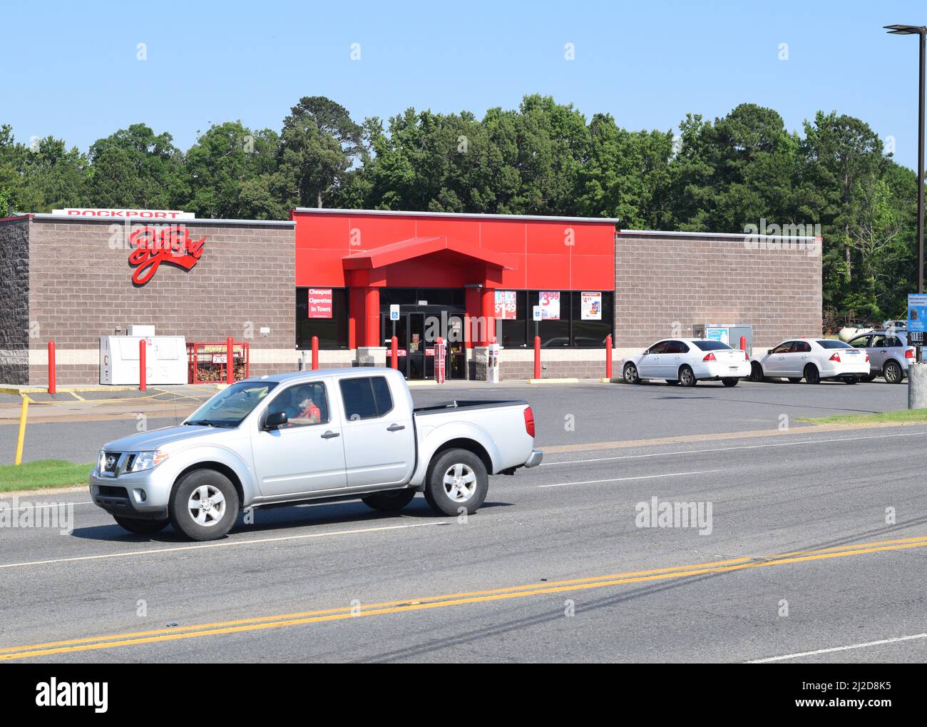 Der Pickup-Truck fährt an einem Supermarkt von Big Red in Rockport, AR, vorbei Stockfoto