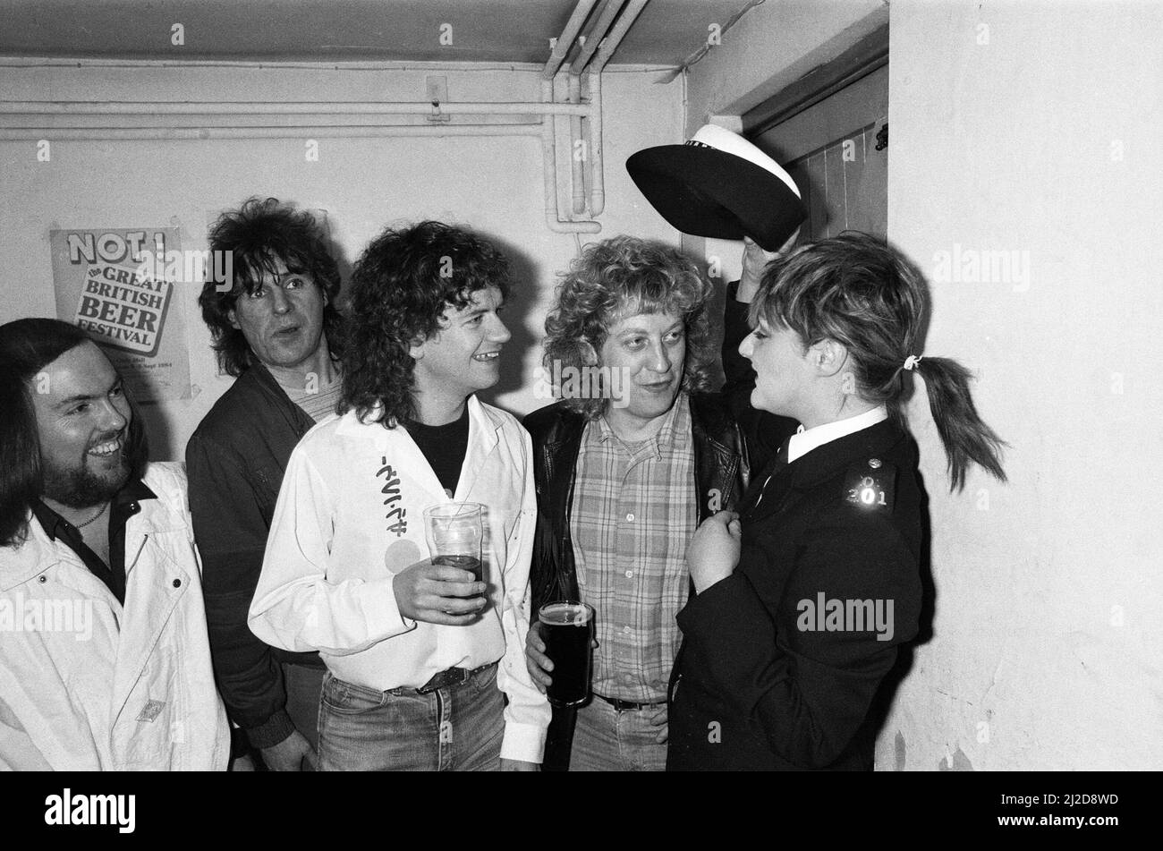 Slade lanciert ihr neues Album 'Rogue's Gallery' mit einer Party im Royal Exchange Pub in Bilston. Dave Hill, Jim Lea, Noddy Holder und Don Powell werden mit Liz Lenten von der Songbird Agentur abgebildet. 21.. März 1985. Stockfoto