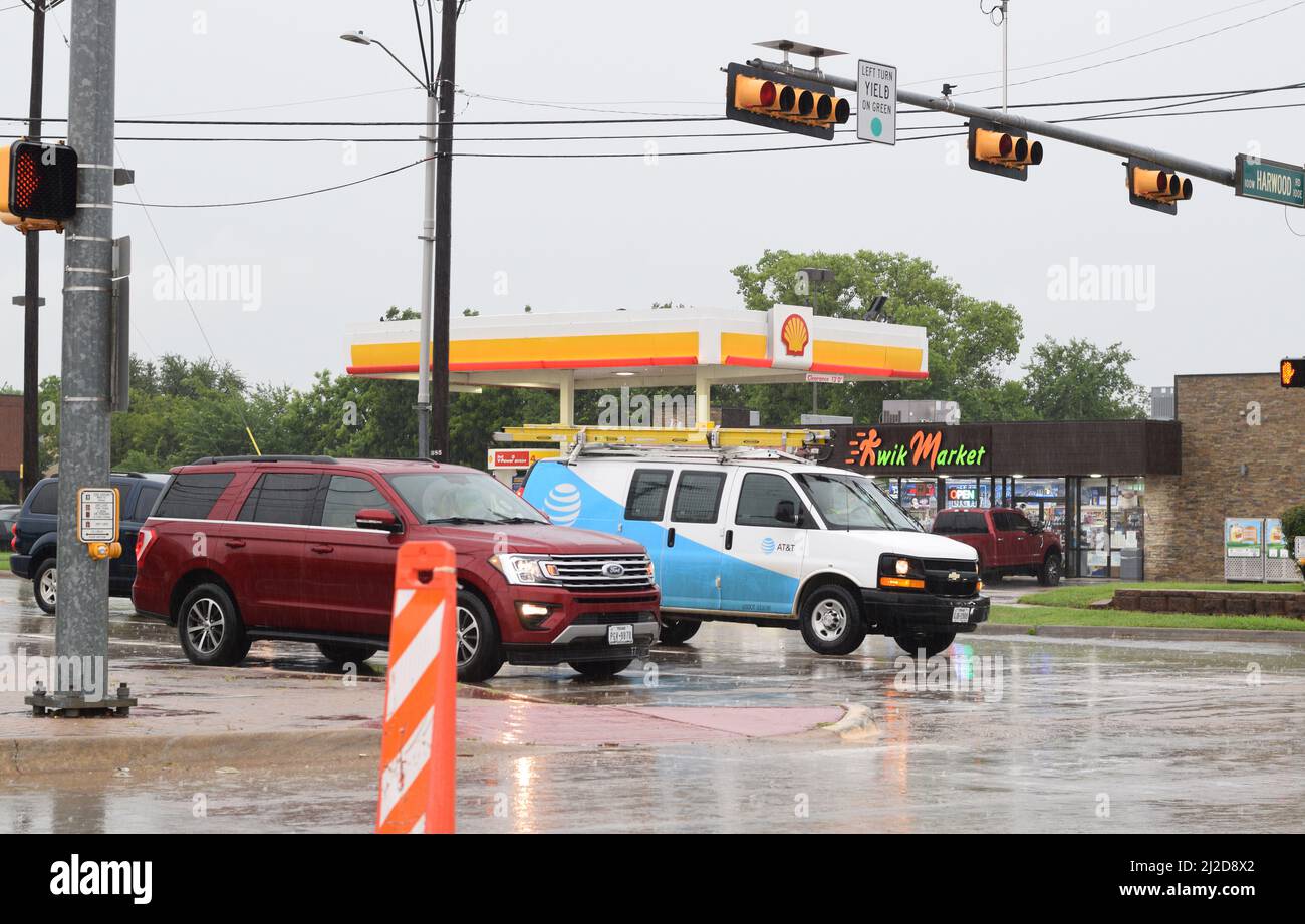 An einem regnerischen Tag hielt ein AT&T-Service-Truck an einer Ampel an Stockfoto