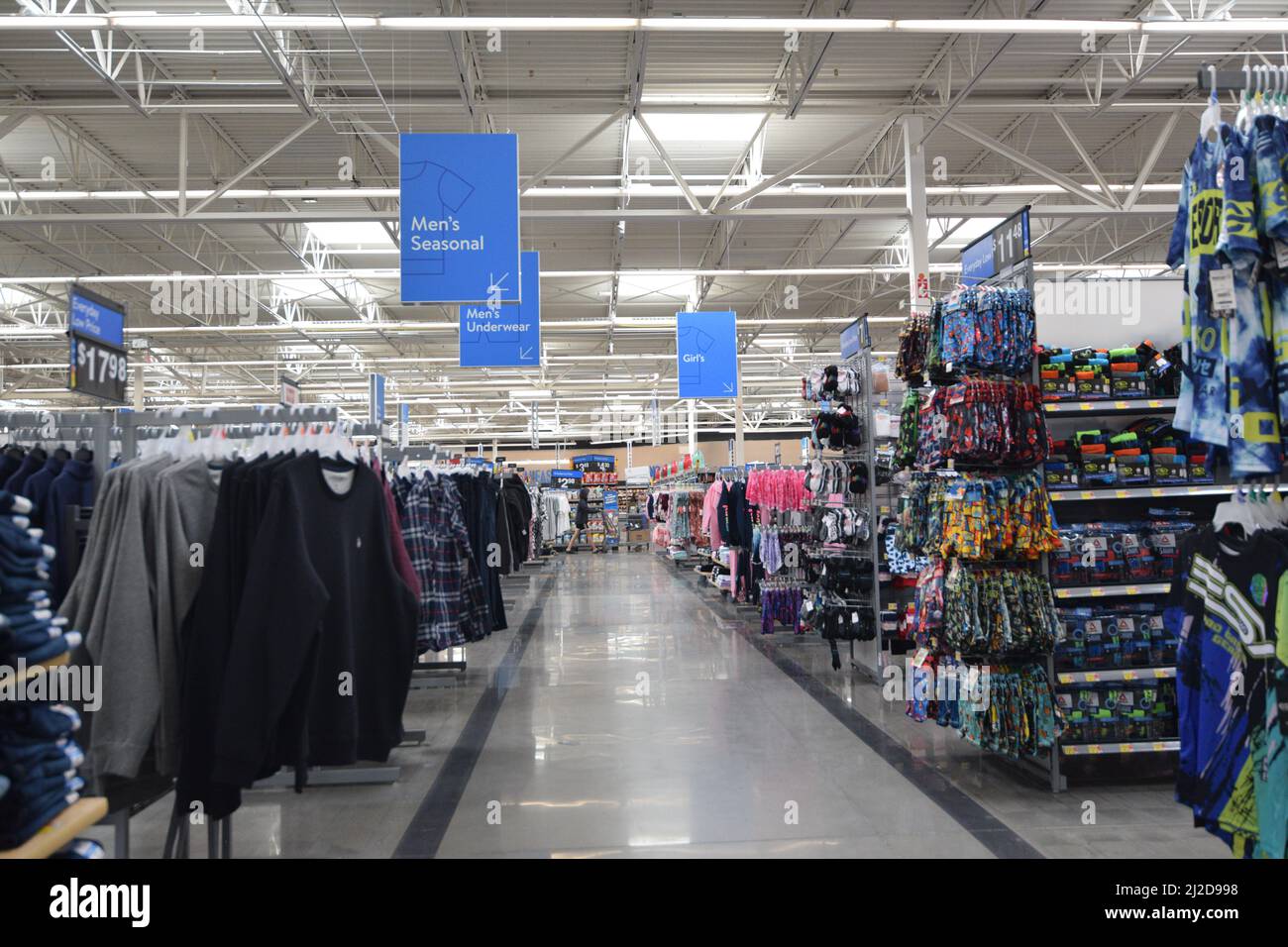 Leerer Gang eines walmart-Ladens in Cheyenne Wyoming - August 2021 Stockfoto