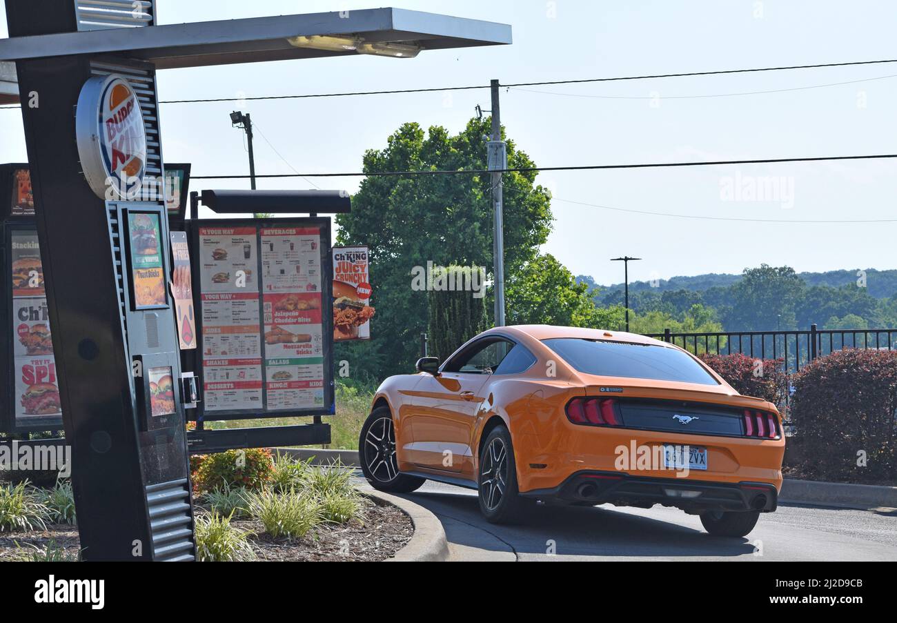 Orange Ford Mustang Auto in Burger King fahren thur in Rockport, Arkansas Stockfoto