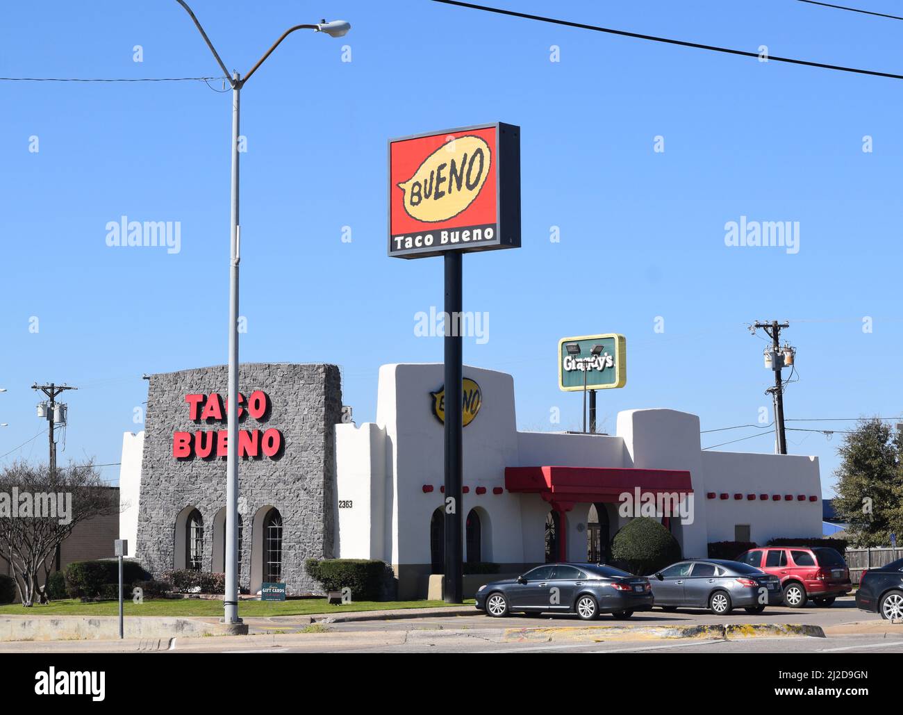 Ein mexikanisches Taco-Xeno-Restaurant in Farmers Branch, TX (Ein Grandy's-Restaurant im Hintergrund) Stockfoto