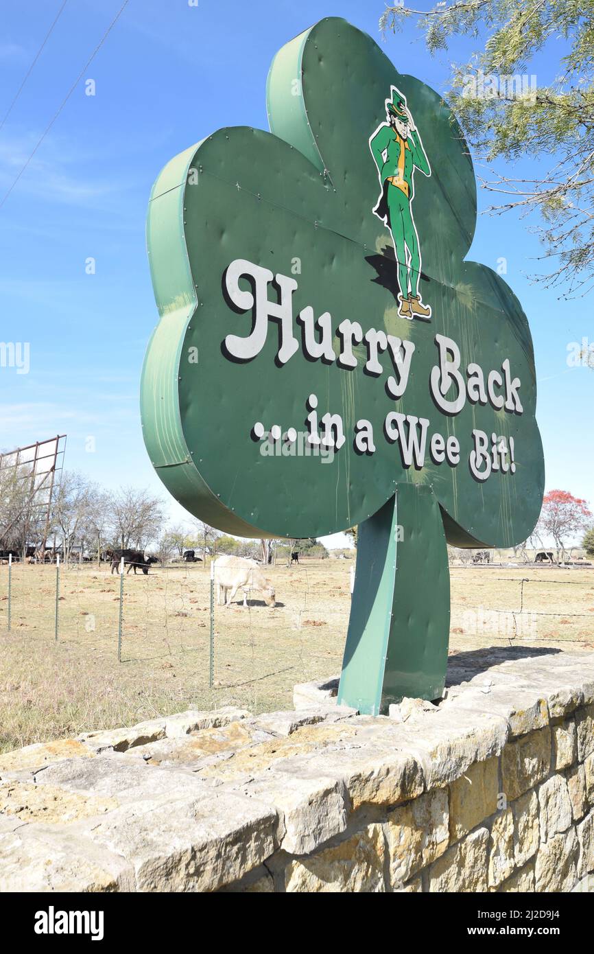 Das Schild „Dublin Texas Hurry Back“ steht in der Nähe eines verlassenen Drive im Kino - November 2021 Stockfoto