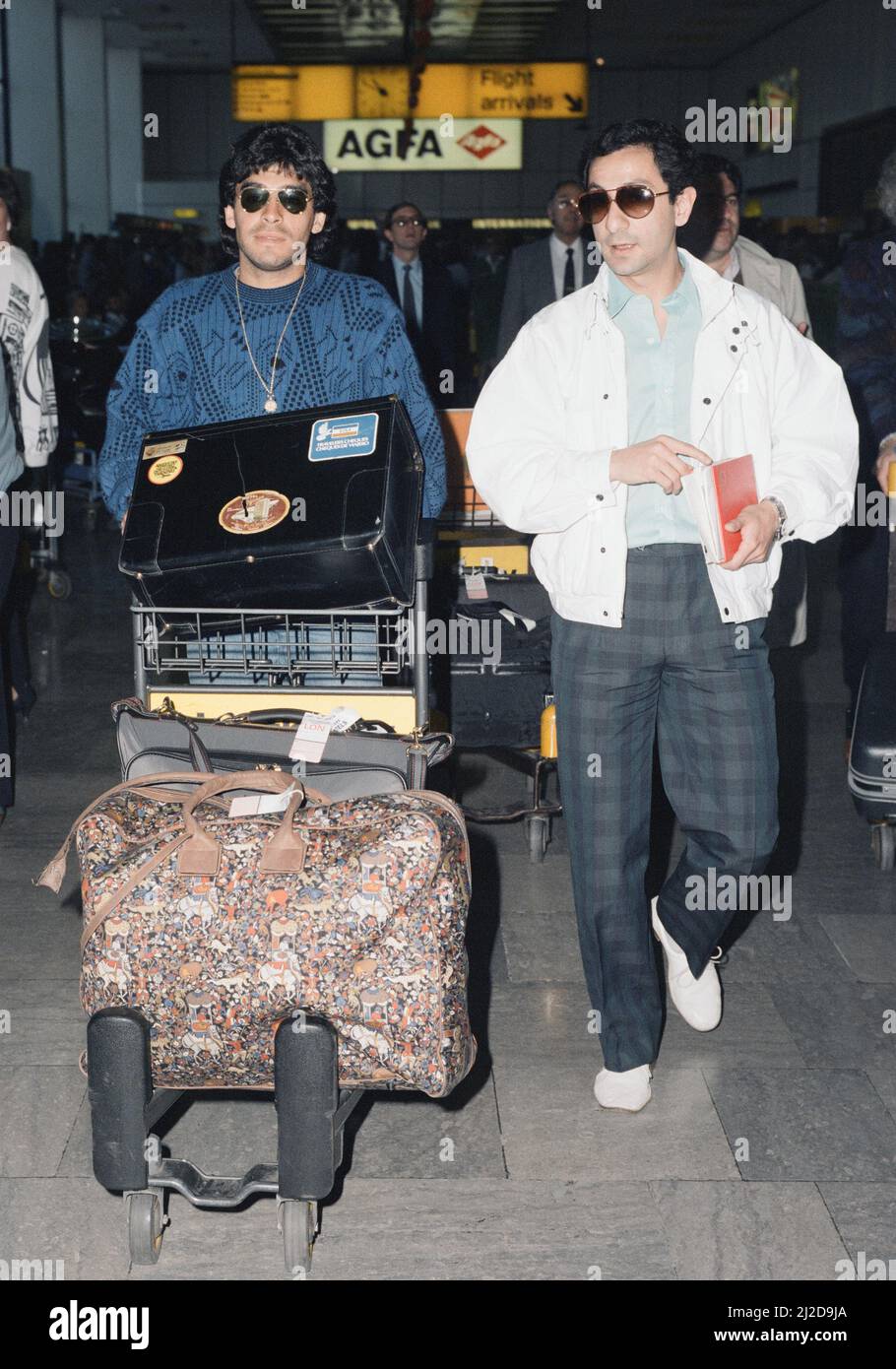 Der argentinische Fußballspieler Diego Maradona wird bei seiner Ankunft in London Heathrow von seinem Freund und internationalen Teamkollegen Osvaldo Ardiles empfangen.Maradona nimmt an diesem Abend am Erfahrungsbericht von Ardiles für Spurs gegen Inter Mailand in der White Hart Lane Teil. 1. Mai 1986. Stockfoto