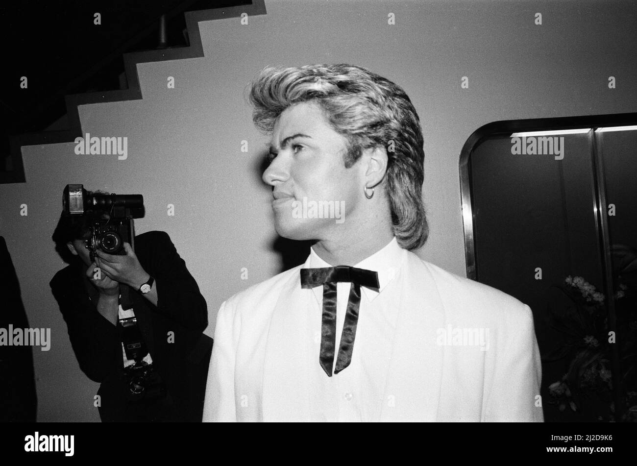 George Michael, Sänger, abgebildet bei den British Phonographic Industry, BPI Awards, aka Brit Awards, im Grosvenor House, London, 12.. Februar 1985. Er erhielt eine Auszeichnung für die beste britische Gruppe, Wham. Stockfoto