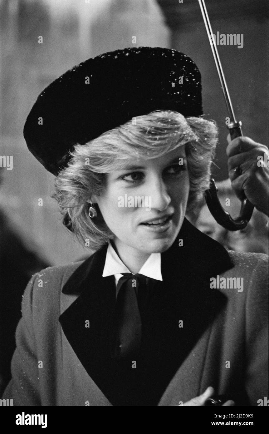 Ihre Königliche Hoheit Prinzessin Diana, die Prinzessin von Wales, besucht Cambridge, um mit ihren Todeseltern zu sprechen. Bei der Ankunft ging die Prinzessin durch einen Schneesturm. Bild aufgenommen am 8.. Februar 1985 Stockfoto