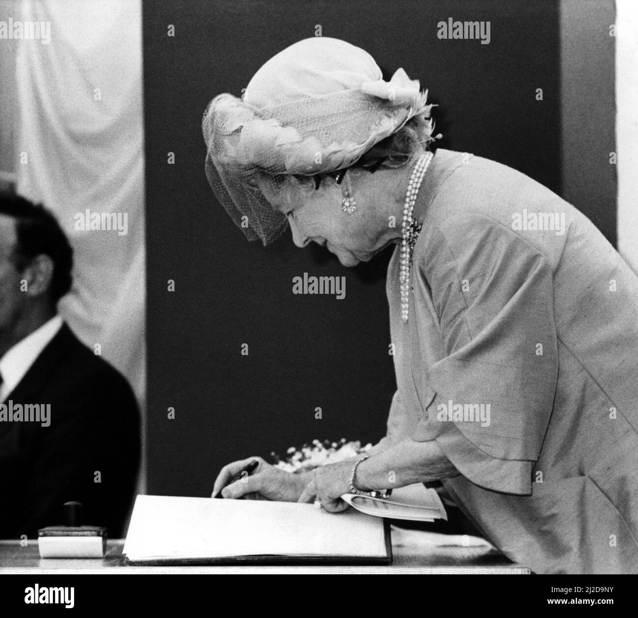 Königin Elizabeth die Königin Mutter Nordosten besucht Königin Elizabeth die Königin Mutter besucht Gateshead 10. Juni 1986 und unterzeichnet das Besucherbuch im St. George's House Stockfoto