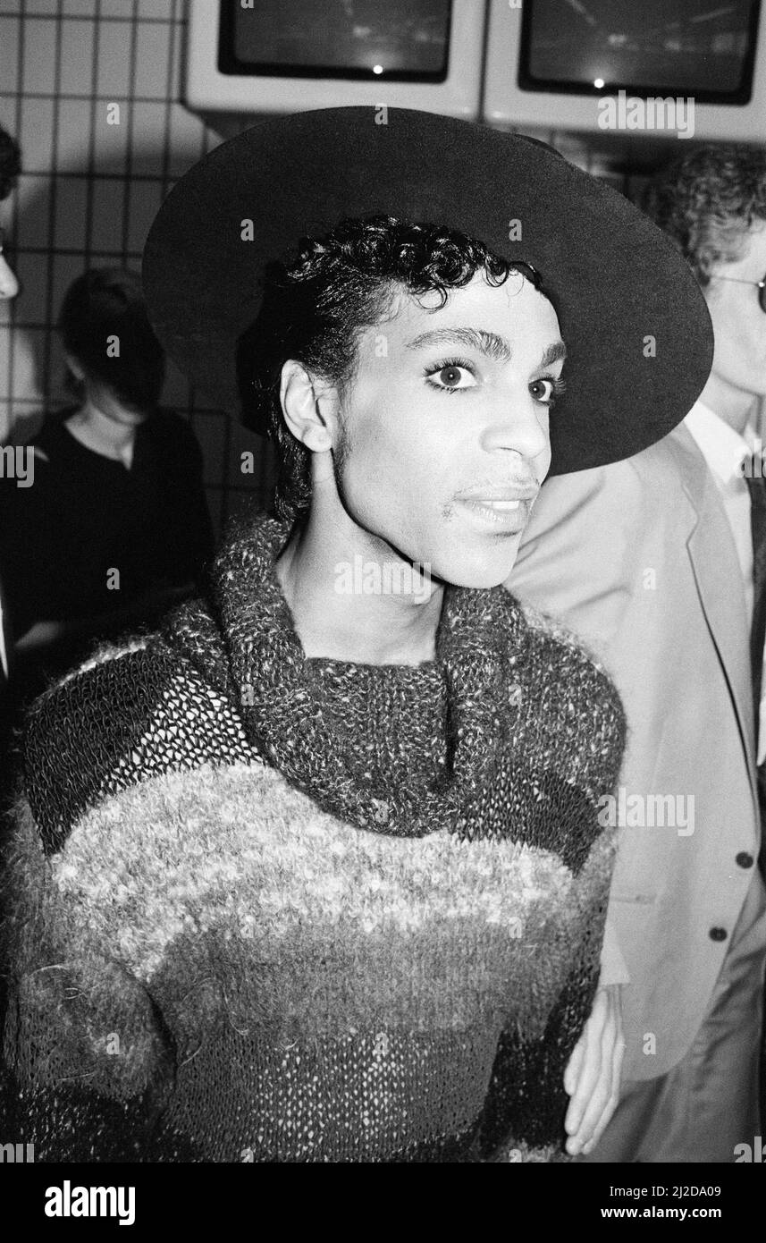 Prince, amerikanischer Sänger, kommt am Flughafen London Gatwick an. Er ist in Großbritannien für drei Konzerte, die erste Etappe seiner Parade Tour, die in der Wembley Arena, Bild 10.. August 1986, stattfinden wird. Stockfoto