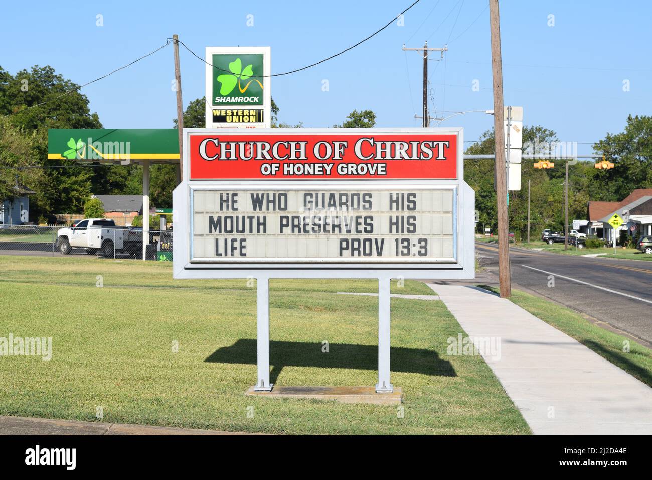 Schild mit Bibelverse außerhalb der Honey Grove Kirche Christi; Honey Grove, TX Stockfoto
