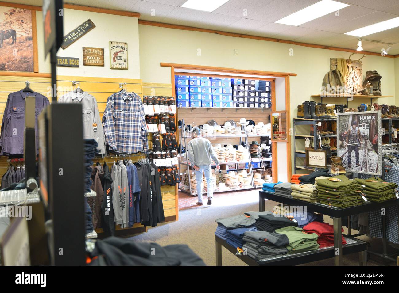 Ein Genz-Mann, der im August 2021 in einem westlichen Wear-Store, dem Wrangler, in der Innenstadt von Cheyenne Wyoming, stöbern muss Stockfoto