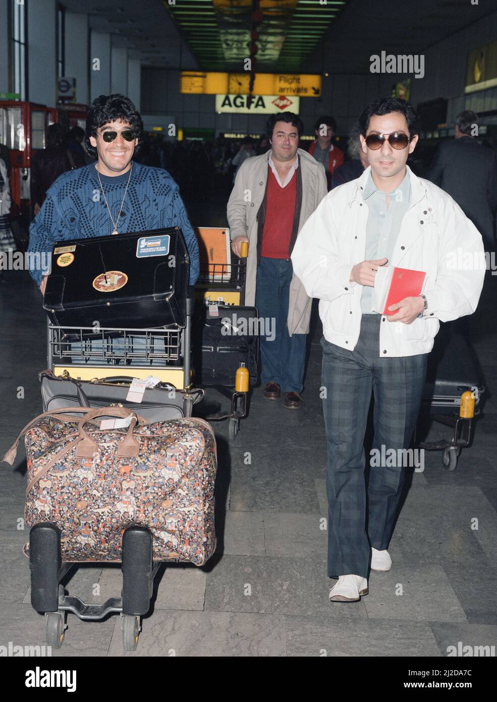 Der argentinische Fußballspieler Diego Maradona wird bei seiner Ankunft in London Heathrow von seinem Freund und internationalen Teamkollegen Osvaldo Ardiles empfangen.Maradona nimmt an diesem Abend am Erfahrungsbericht von Ardiles für Spurs gegen Inter Mailand in der White Hart Lane Teil. 1. Mai 1986. Stockfoto