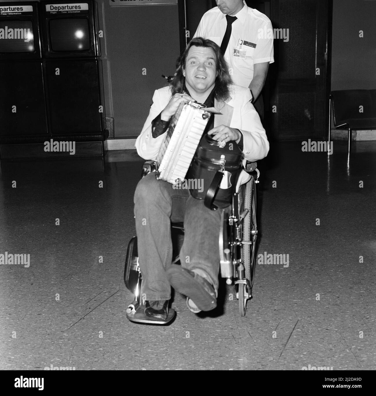 Popsänger Meat Loaf verlässt den Flughafen Heathrow im Rollstuhl. 23.. Juni 1985. Stockfoto