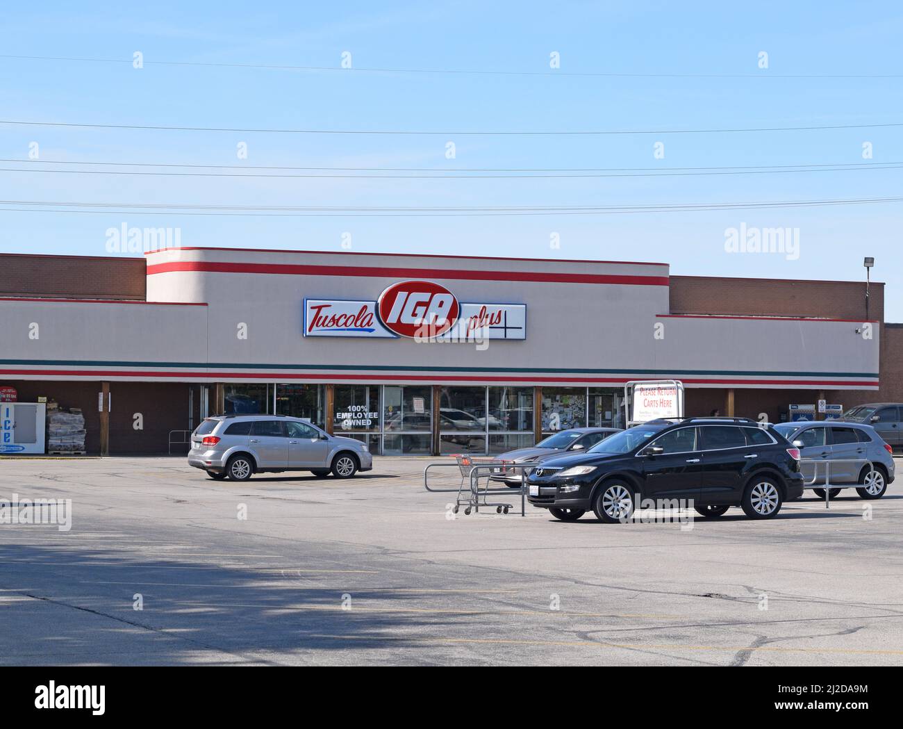 Autos parkten vor einem IGA + Lebensmittelgeschäft in Tuscola, Illinois Stockfoto