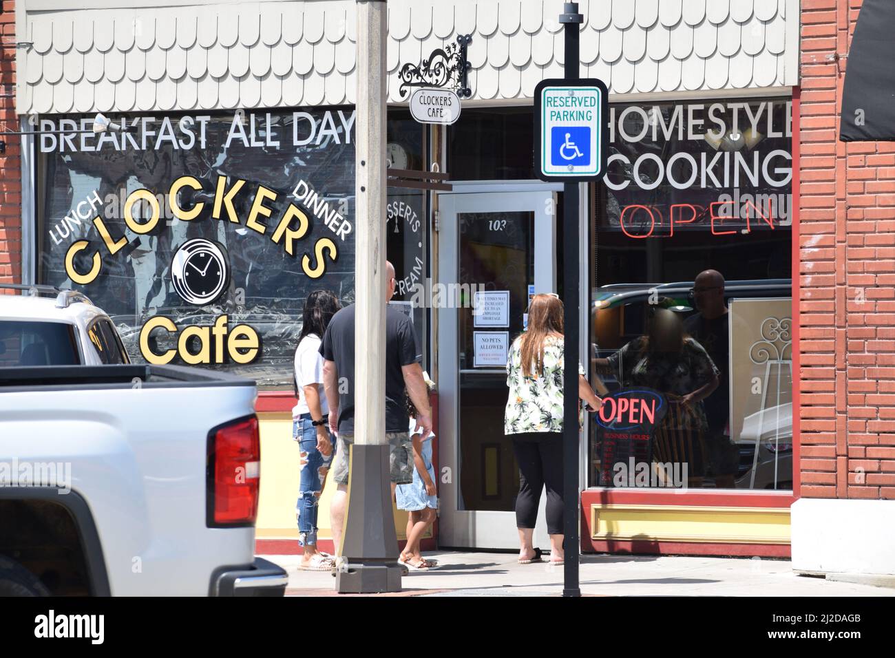 Besucher von Branson Missouri nehmen sich Zeit, um im Clockers Cafe in der Innenstadt zu essen Stockfoto