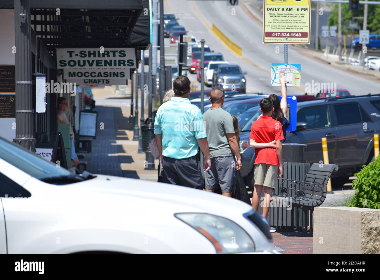 Touristen schauen sich eine Karte in der Innenstadt von Branson Missouri an Stockfoto