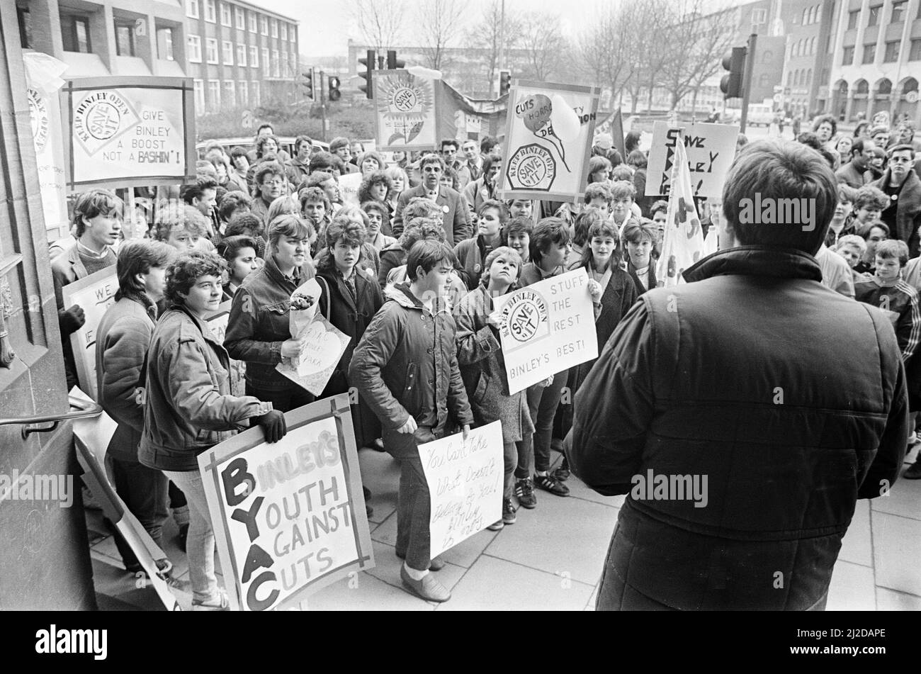 Schüler und Lehrer protestieren vor dem Council House, Coventry, Freitag, 22.. Februar 1985 gegen die Schließung von Schulen. Stockfoto