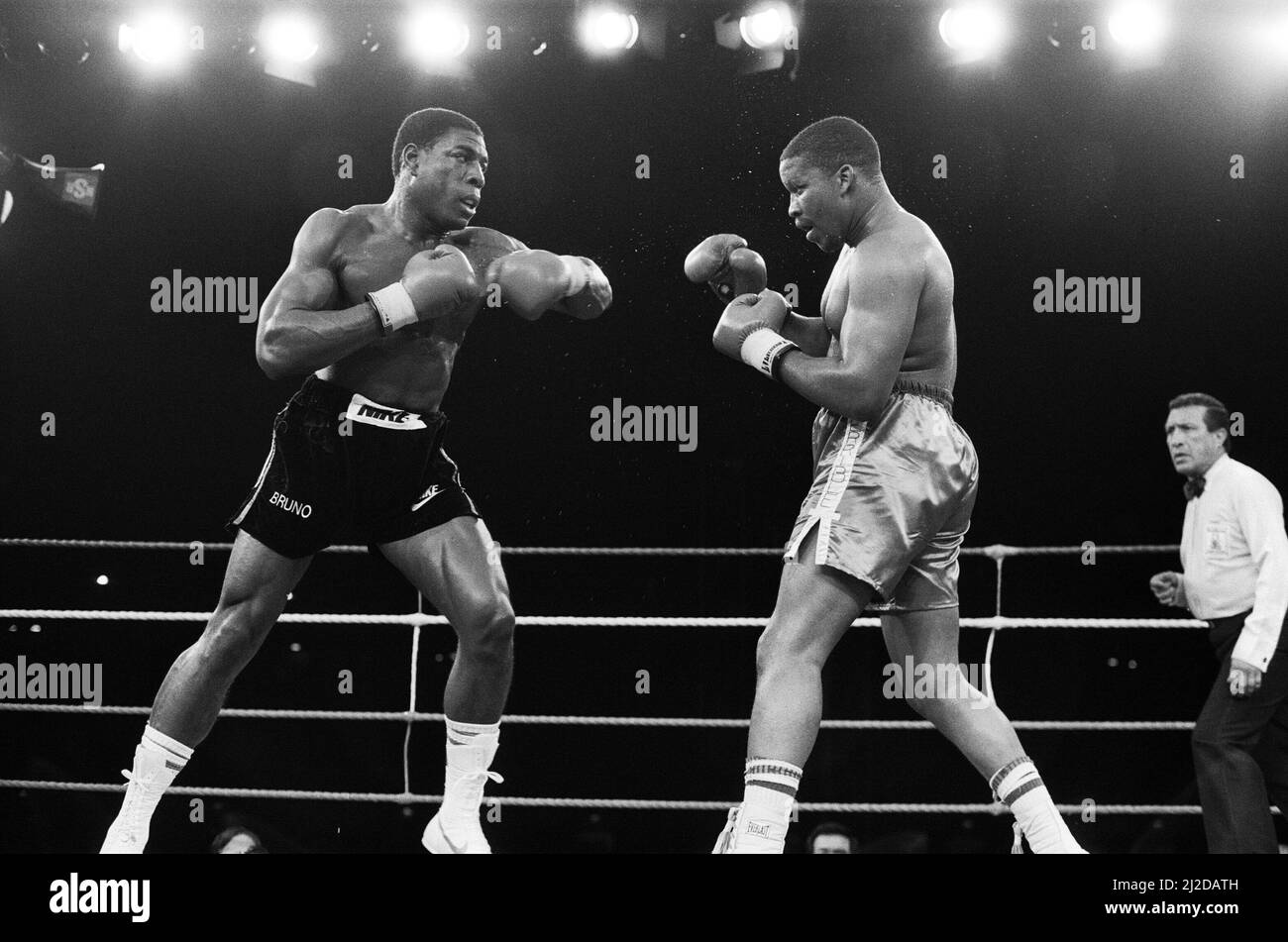 Tim Witherspoon gegen Frank Bruno im Wembley Stadium. Dies war Witherspoons erste Titelverteidigung, bei der er in Runde 11 mit einem späten TKO erfolgreich verteidigte.(Bild) Witherspoon und Bruno tauschen Schläge aus. 19.. Juli 1986 Stockfoto