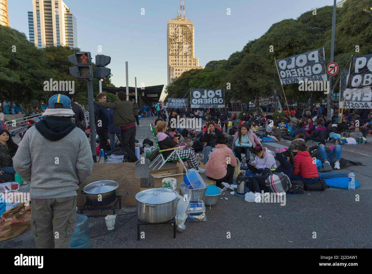 Buenos Aires, Argentinien, 31.. März 2022. Soziale Bewegungen machen Ansprüche an die Regierung und als Maßnahme der Gewalt kampieren sie auf 9 de Julio Avenue vor dem Ministerium für soziale Entwicklung unter anderem in der Stadt und dem Land, seit gestern 30.. März. Sie zelten seit einem Tag und schnitten den Verkehr ab und erzeugen ein Verkehrschaos. Sie werden bis Freitag, den 1.. April, Mittag weitergeführt. Bild: Esteban Osorio/Alamy Live News Stockfoto