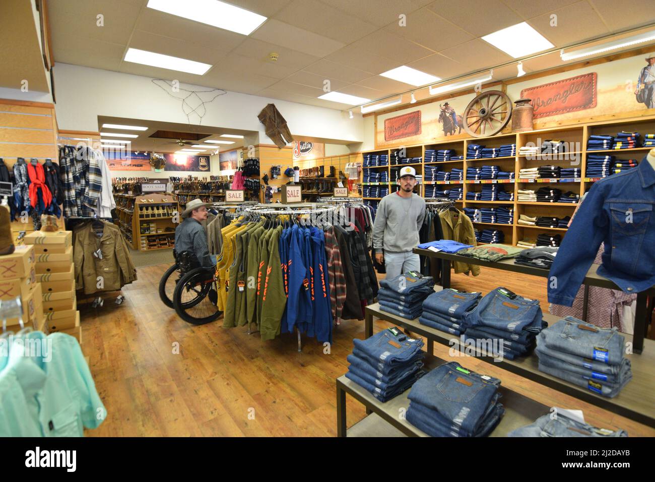 Ein Genz-Mann, der im August 2021 in einem westlichen Wear-Store, dem Wrangler, in der Innenstadt von Cheyenne Wyoming, stöbern muss Stockfoto