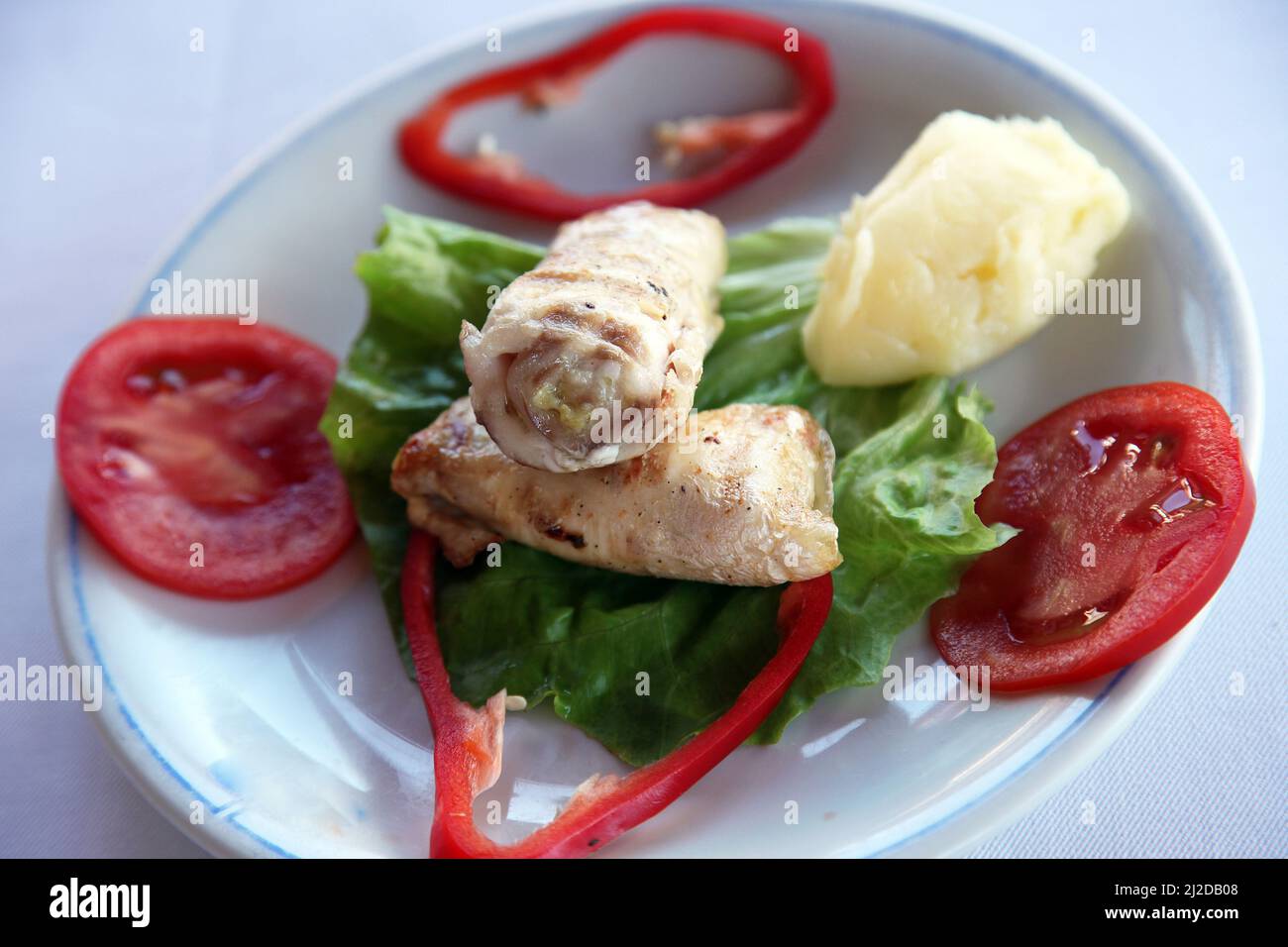 Fischbällchen mit Gemüse auf dem Teller. Stockfoto
