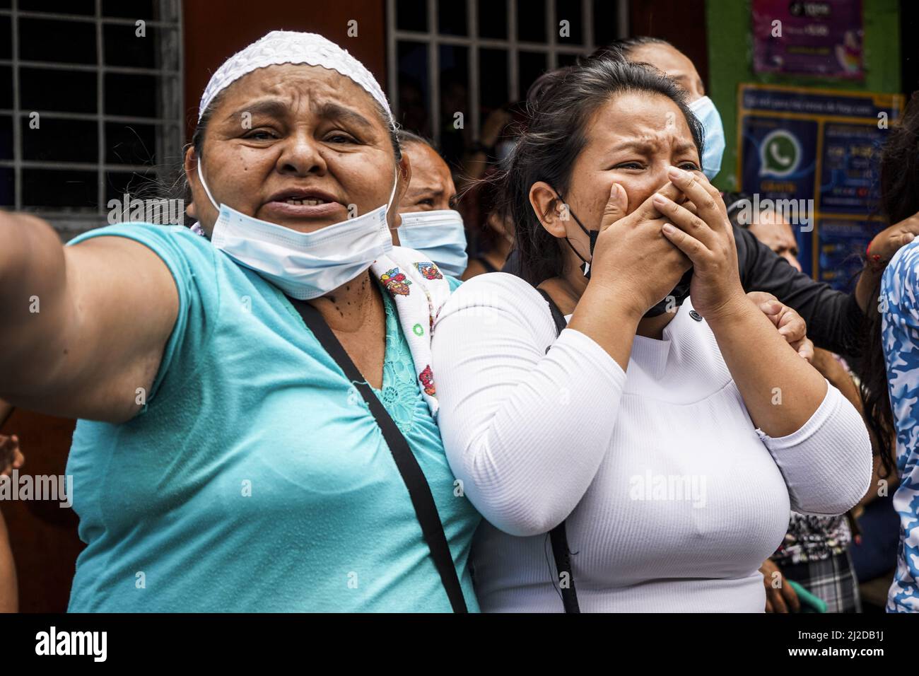 San Salvador, El Salvador. 31. März 2022. Die Familien der MS-13-Bandenmitglieder werden weinend gesehen, während die Polizei angeblich in ein Haftzentrum eskortiert. Am Sonntag, dem 27. März, genehmigte der Kongress von Salvadorian den Ausnahmezustand, nachdem das Land seine höchste tägliche Mordrate verzeichnet hatte, mit 62 Tötungen, die aufgrund von Gewalt im Zusammenhang mit Bandenangriffen begangen wurden. Nach Angaben der salvadorianischen Regierung wurden mehr als 3.000 mutmaßliche Bandenmitglieder der Banden MS-13 und Barrio 18 festgenommen. (Foto von Camilo Freedman/SOPA Images/Sipa USA) Quelle: SIPA USA/Alamy Live News Stockfoto