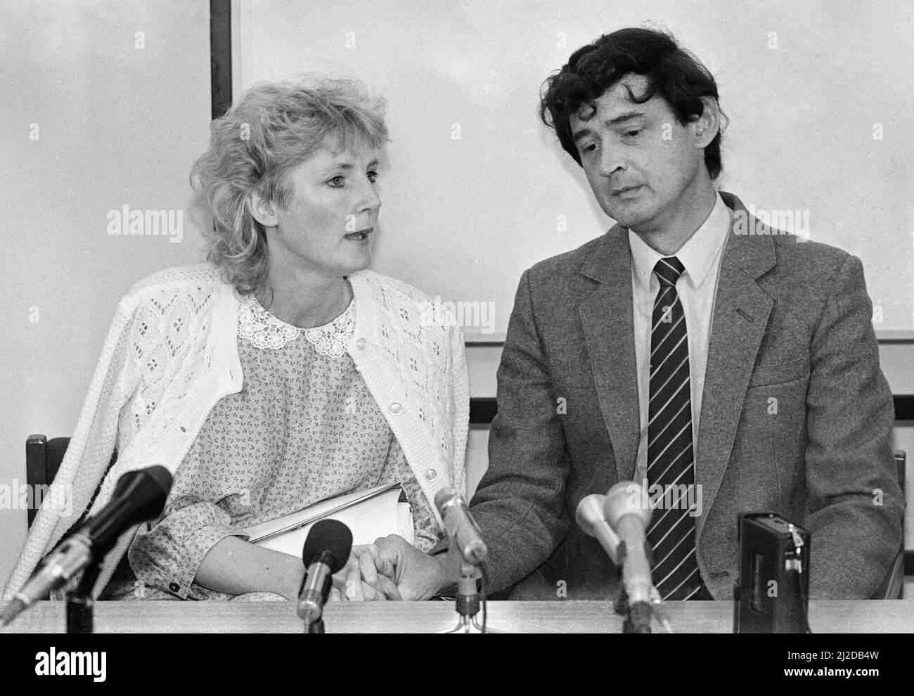 Pressekonferenz in Enderby Police Station, Leicestershire, Dienstag, 5.. August 1986. Die Pressekonferenz findet statt, nachdem der Leichnam des 15-jährigen Schulmädchen Dawn Ashworth in einem Waldgebiet in der Nähe eines Fußwegs namens Ten Pound Lane in Enderby gefunden wurde. Unser Bild Zeigt ... Barbara und Robin Ashworth, Eltern von Dawn Ashworth. Dawn Ashworth wurde geschlagen, brutal vergewaltigt und erwürgt. Colin Pitchfork wurde zu lebenslanger Haft verurteilt, nachdem er die separaten Morde an Lynda Mann im Alter von 15 (1983) und Dawn Ashworth im Alter von 15 (1986) zugegeben hatte. Er war die erste Person, die wegen mu verurteilt wurde Stockfoto