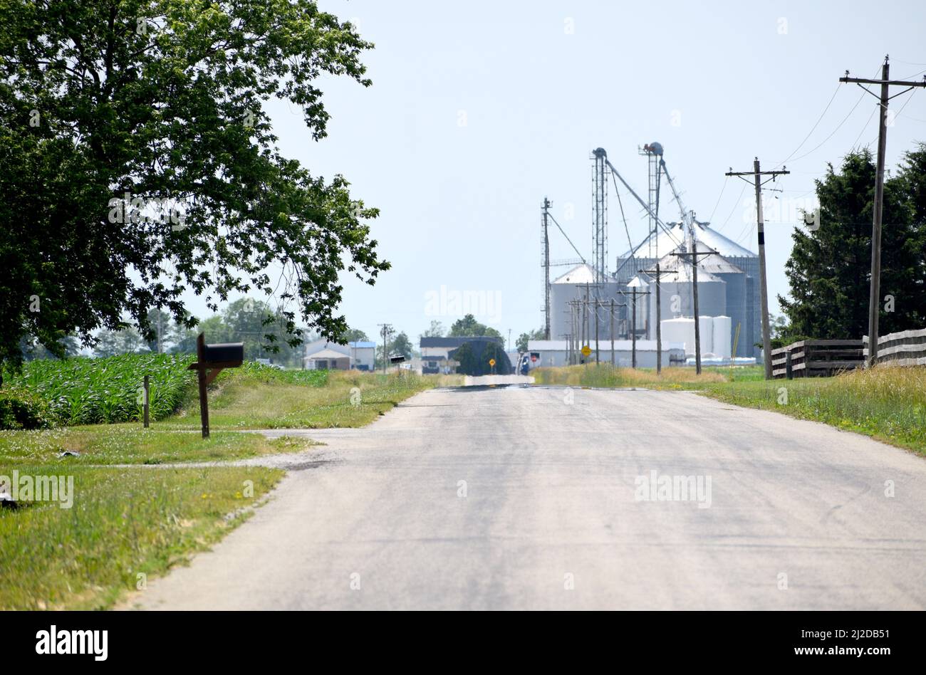 Ein Blick auf eine Straße in einer ländlichen landwirtschaftlichen Gemeinde im Osten von Illinois, Korntonnen in der Ferne; Woodworth, Illinois Stockfoto