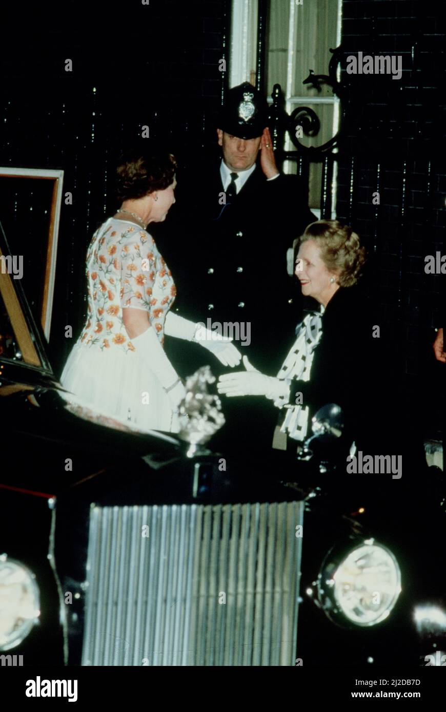 Frau Margaret Thatcher begrüßt Königin Elizabeth II. Bei ihrer Ankunft in der Downing Street 10, um ihren 250.. Geburtstag zu feiern. Bild aufgenommen am 4.. Dezember 1985. Stockfoto