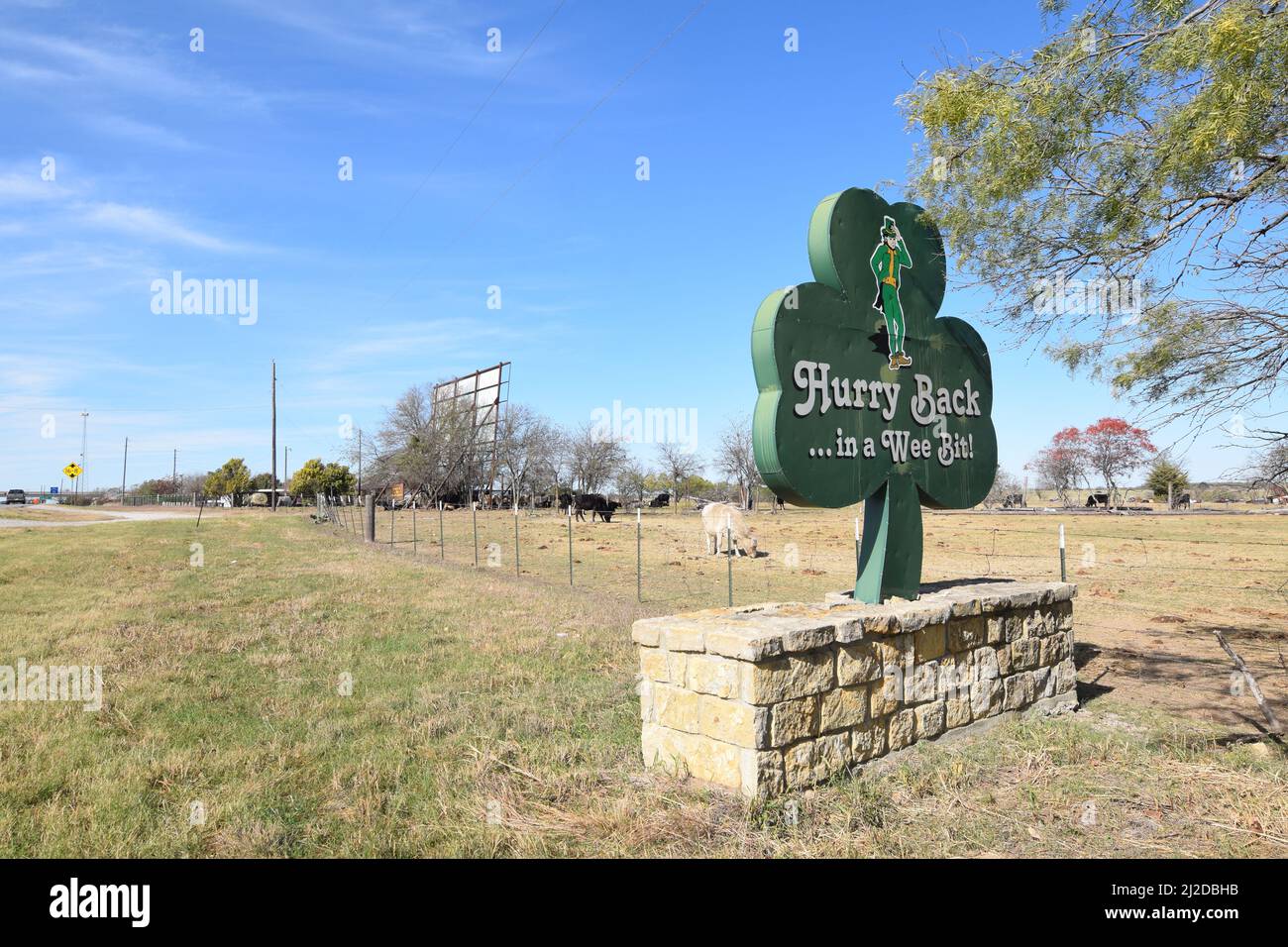 Das Schild „Dublin Texas Hurry Back“ steht in der Nähe eines verlassenen Drive im Kino - November 2021 Stockfoto
