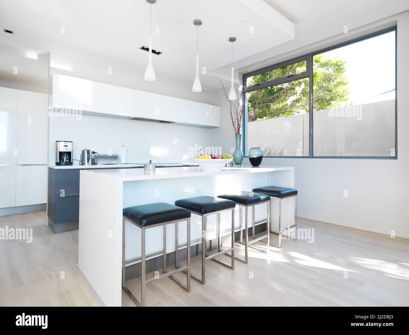 Moderne Küche für modernes Wohnen. Offener Küchenbereich in einem modernen, minimalistischen Haus. Stockfoto